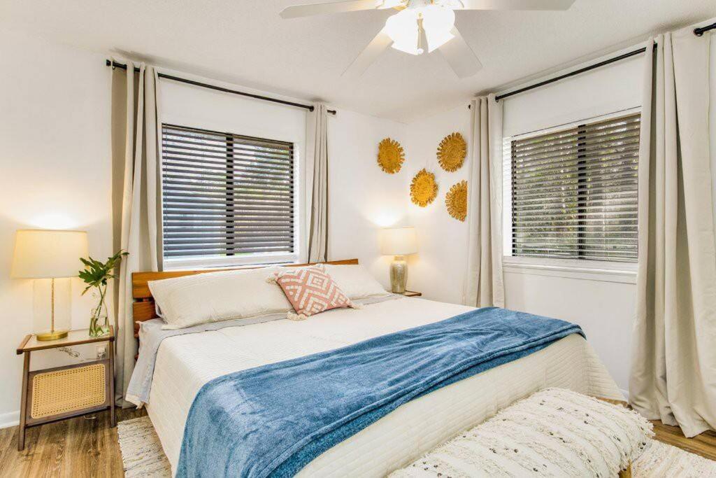 Woodsy Retreat, Steps To Bay - Hot Tub! Villa Gulf Breeze Exterior photo