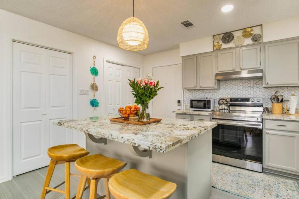 Woodsy Retreat, Steps To Bay - Hot Tub! Villa Gulf Breeze Exterior photo
