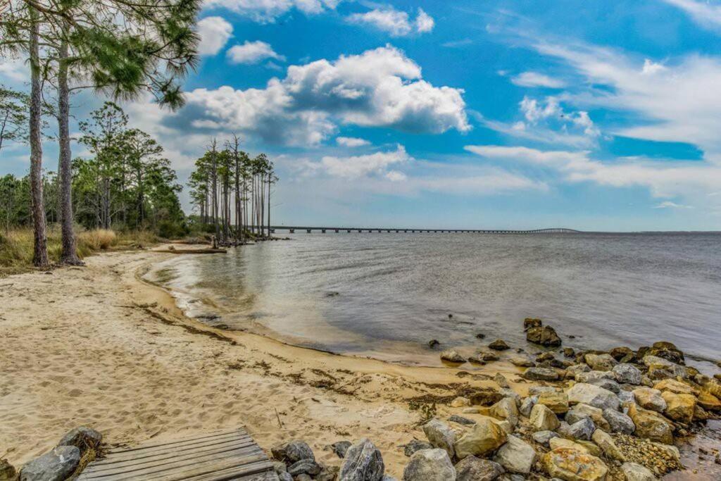 Woodsy Retreat, Steps To Bay - Hot Tub! Villa Gulf Breeze Exterior photo