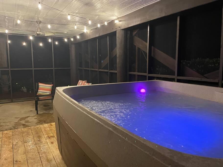 Woodsy Retreat, Steps To Bay - Hot Tub! Villa Gulf Breeze Exterior photo