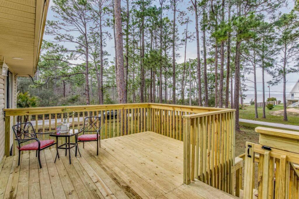 Woodsy Retreat, Steps To Bay - Hot Tub! Villa Gulf Breeze Exterior photo