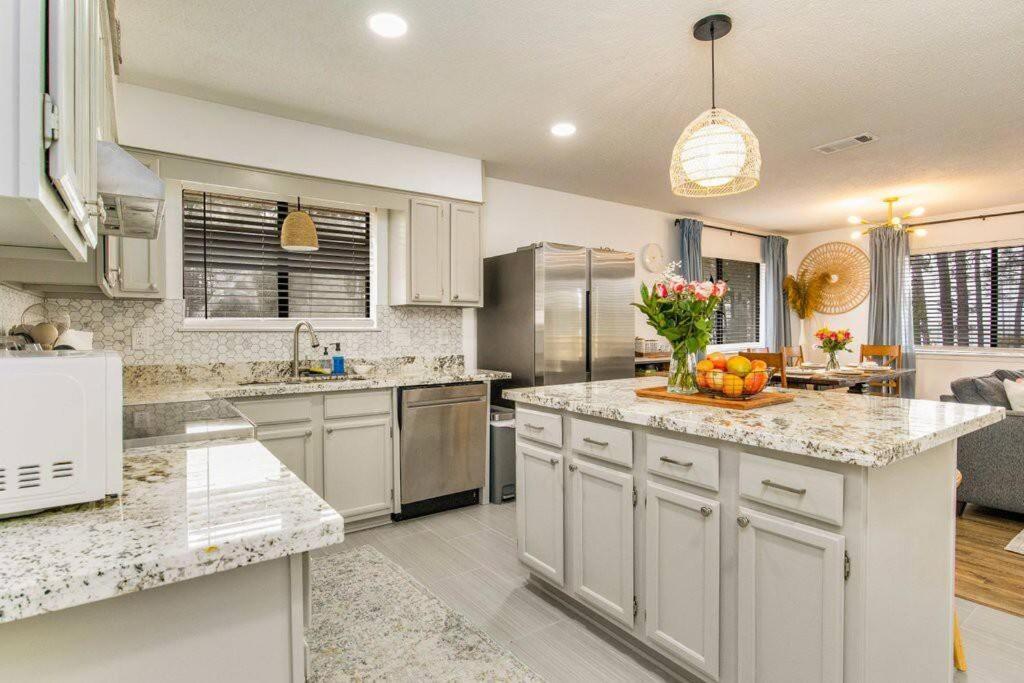 Woodsy Retreat, Steps To Bay - Hot Tub! Villa Gulf Breeze Exterior photo