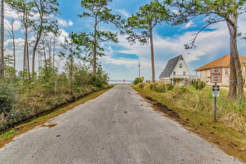Woodsy Retreat, Steps To Bay - Hot Tub! Villa Gulf Breeze Exterior photo
