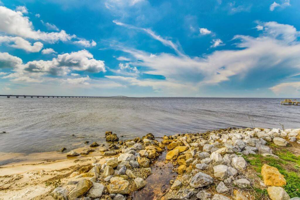 Woodsy Retreat, Steps To Bay - Hot Tub! Villa Gulf Breeze Exterior photo