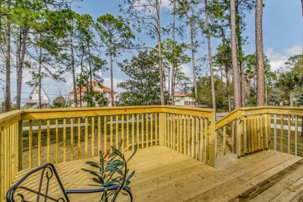 Woodsy Retreat, Steps To Bay - Hot Tub! Villa Gulf Breeze Exterior photo