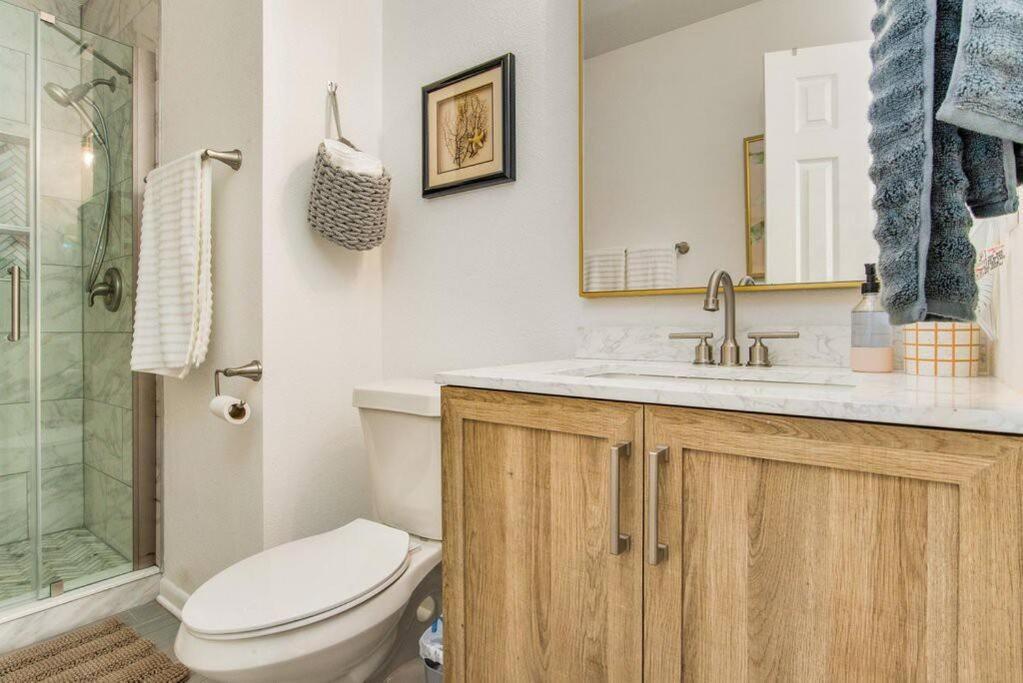 Woodsy Retreat, Steps To Bay - Hot Tub! Villa Gulf Breeze Exterior photo