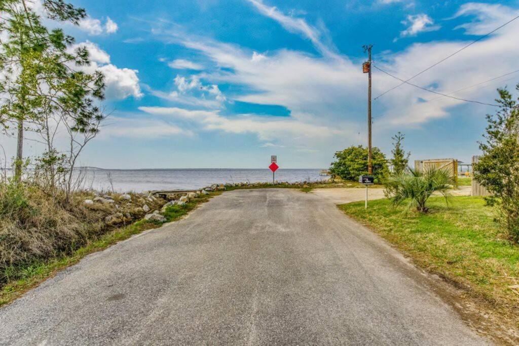 Woodsy Retreat, Steps To Bay - Hot Tub! Villa Gulf Breeze Exterior photo