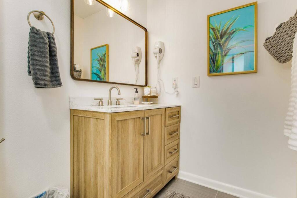 Woodsy Retreat, Steps To Bay - Hot Tub! Villa Gulf Breeze Exterior photo